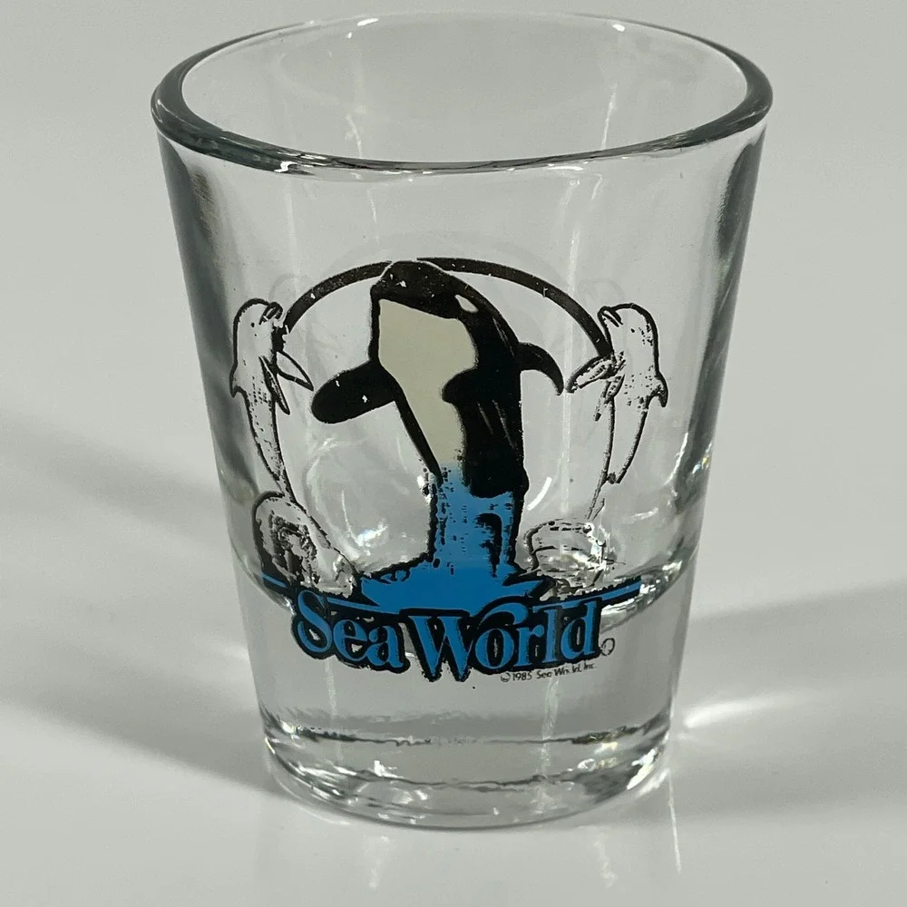 Vintage 1985 SeaWorld Shamu Orca Dolphin Shot Glass Souvenir Clear Barware